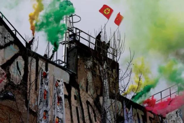 
تظاهرات طرفداران کردها علیه عملیات نظامی ترکیه در شمال سوریه و عراق در 26 نوامبر در برلین (رویترز)
