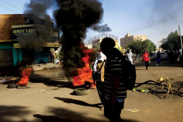 أرشيفية لمتظاهرين في الخرطوم (رويترز)