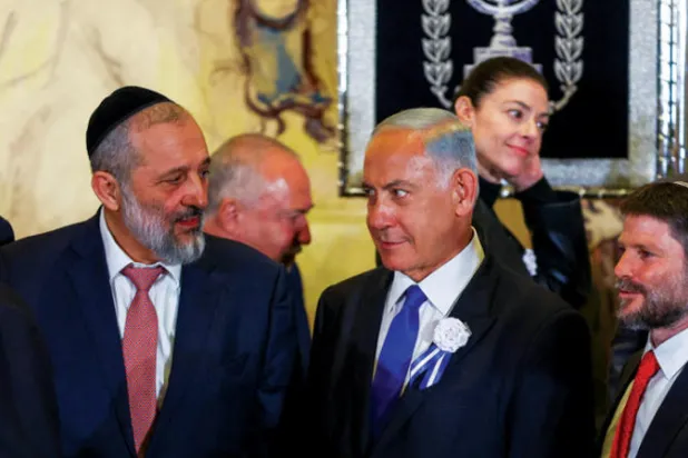 نتنياهو ينظر إلى درعي بحضور أعضاء البرلمان الإسرائيلي يوم 15 نوفمبر (رويترز)