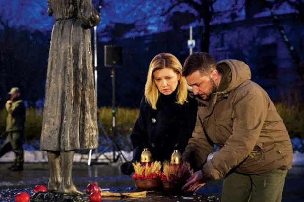 زيلينسكي وزوجته يحييان ذكرى ضحايا «الهولودومور» (الإبادة بالجوع) في كييف أمس (رويترز)