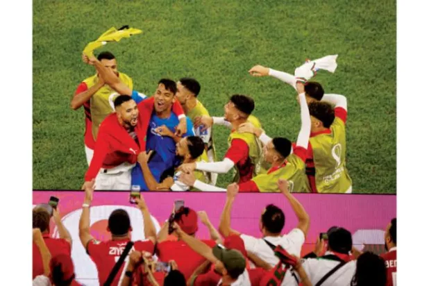 

ملی پوشان مغربی پس از پیروزی تاریخی دیروز مقابل بلژیک با دو گل، در کنار هواداران خود جشن گرفتند (عکس: صالح الغنام)