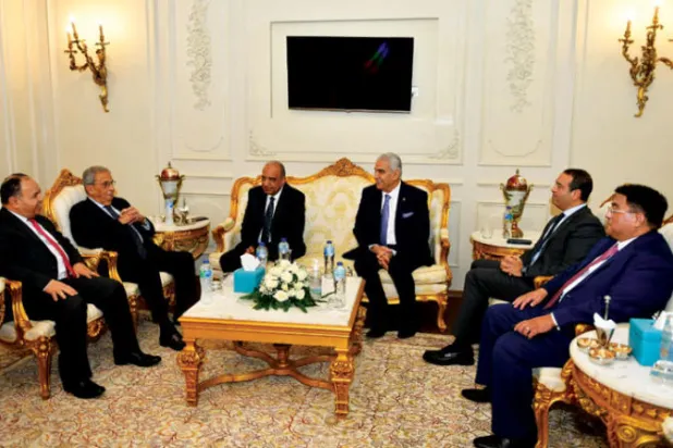 وزير المالية المصري (يسار) بجانبه عمرو موسى مع مؤسسي مؤسسة «رجال الأعمال المصريين - الصينيين» أمس (الشرق الأوسط)