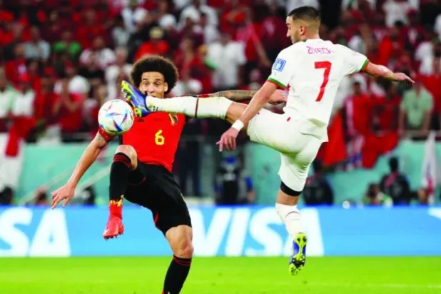 زياش يرتقي للكرة من أمام فيتسل لاعب بلجيكا (أ.ف.ب)