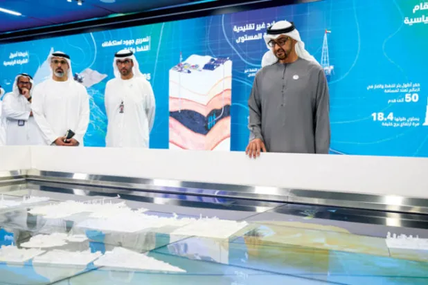 الشيخ محمد بن زايد يستمع لشرح حول استراتيجية شركة أدنوك الجديدة (وام)