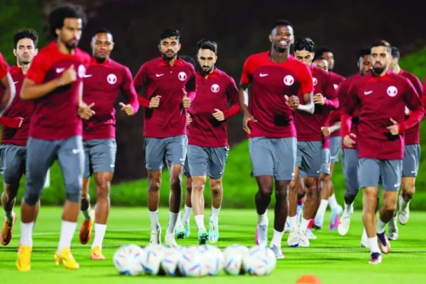 لاعبو قطر خلال الاستعداد لخوض المغامرة الأخيرة في مونديالهم (أ.ف.ب)