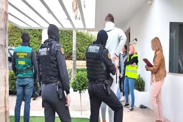 صورة من فيديو نشره وزير الداخلية الإماراتي على «تويتر» لعملية ضبط العصابة