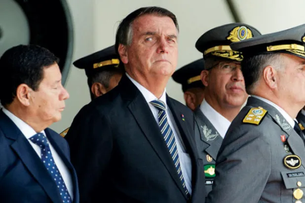 بولسونارو مع نائبه وكبار الجنرالات خلال حفل التخريج في المدرسة العسكرية في 26 نوفمبر الحالي (أ.ف.ب)
