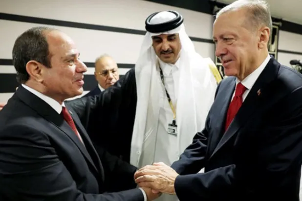 الرئيس التركي رجب طيب إردوغان ونظيره المصري عبد الفتاح السيسي في الدوحة على هامش افتتاح بطولة كأس العالم لكرة القدم (أ.ف.ب)