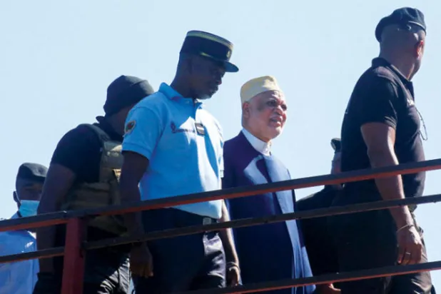 سامبي خلال اقتياده إلى قاعة المحكمة في 21 نوفمبر الحالي (أ.ف.ب)