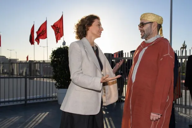 العاهل المغربي خلال استقباله أزولاي (ماب)