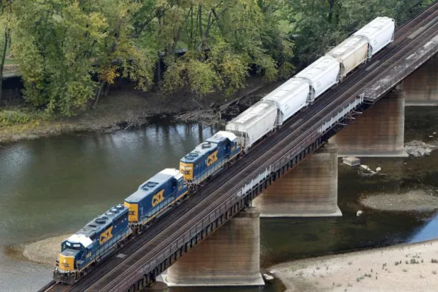 قطار يسير على السكة الحديدية في فرجينيا الغربية بالولايات المتحدة (رويترز)