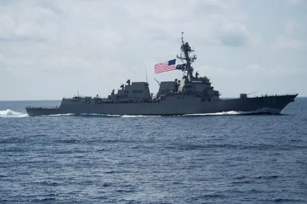 سفينة أميركية في بحر الصين الجنوبي (رويترز)