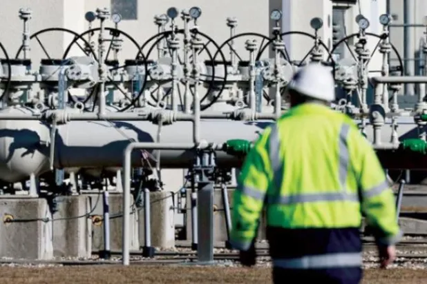 عامل فى أحد خطوط الغاز الروسية (ارشيفية-رويترز)