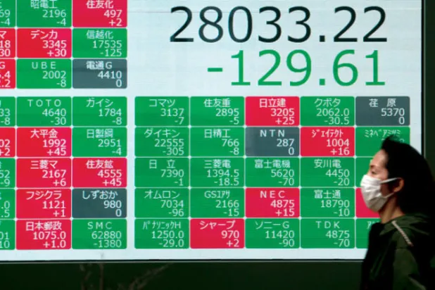 شاشة تعرض نتائج الأسهم على مؤشر «نيكي» الياباني في العاصمة طوكيو (أ.ب)
