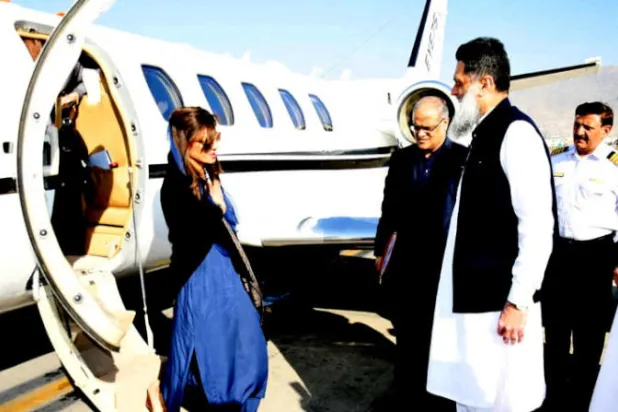 وزيرة الدولة الباكستانية هينا رباني تحيي عبيد الرحمن نظاماني رئيس بعثة سفارة باكستان لدى وصولها إلى كابل أمس (رويترز )