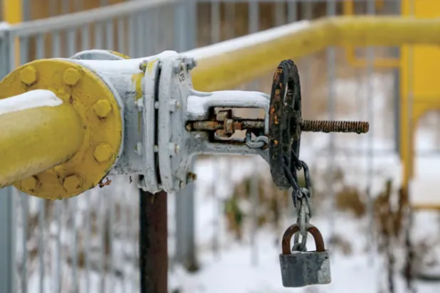 صمام مغلق بقفل على أنبوب غاز تابع لشركة غازبروم الروسية في إحدى المحطات الفرعية بضواحي موسكو (إ.ب.أ)