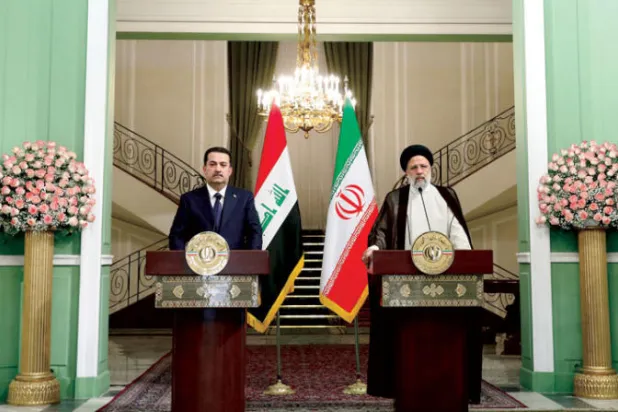 الرئيس الإيراني إبراهيم رئيسي ورئيس الوزراء العراقي محمد شياع السوداني في مؤتمر صحافي مشترك بطهران أمس (أ.ف.ب)