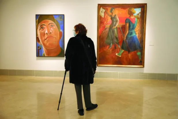 امرأة تنظر إلى «بورتريه» لكوستيانتين ييليفا في معرض مدريد (رويترز)
