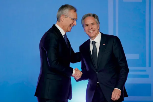 وزير الخارجية الأميركي مع الأمين العام لحلف شمال الأطلسي في بوخارست أمس (أ.ب)