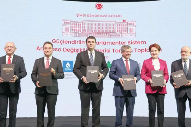 قادة الأحزاب المعارضة الستة يحملون نسخاً من مشروع الدستور الجديد بعد اجتماعهم في أنقرة أول من أمس (رويترز)