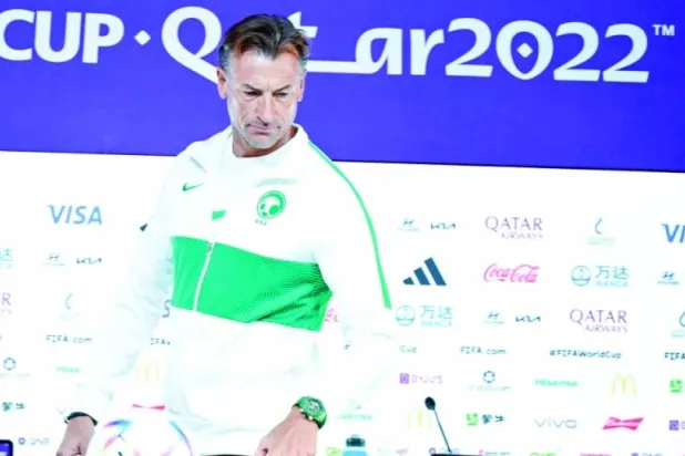 رينارد لدى إشرافه على آخر تدريبات الأخضر (تصوير: بشير صالح)