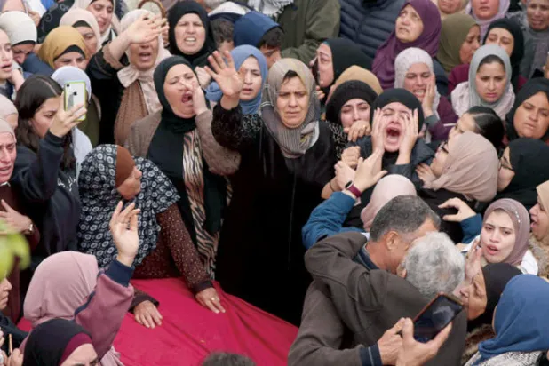 مشيعون لجثماني الشقيقين ريماوي اللذين قتلهما الجيش الإسرائيلي في الضفة (إ.ف.ب)