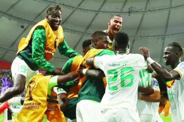 فرحة سنغالية بعد التأهل إلى دور الـ16 (رويترز)