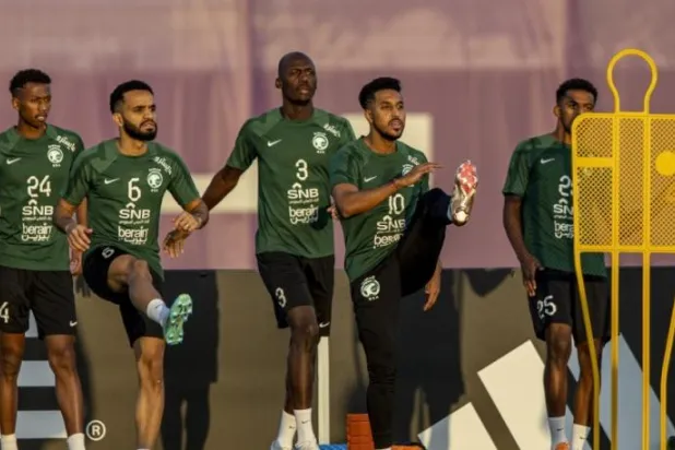 لاعبو السعودية متحمسون لخطف بطاقة العبور للدور الثاني (إ.ب.أ)