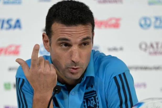 سكالوني قال إنه يدرك مدى خطورة تحركات ليفاندوفسكي (أ.ف.ب)