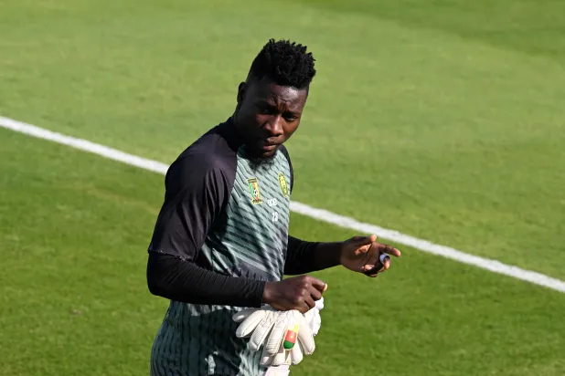 حارس مرمى منتخب الكاميرون أندريه أونانا خلال مباراة صربيا (أ.ف.ب)