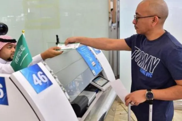 يمكن للمواطنين دعوة أصدقائهم لزيارة السعودية وأداء العمرة عبر خطوات إلكترونية سهلة (واس)