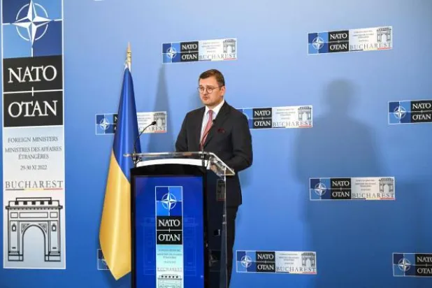 وزير الخارجية الأوكراني دميترو كوليبا خلال حديثه للصحافيين اليوم (أ.ف.ب)