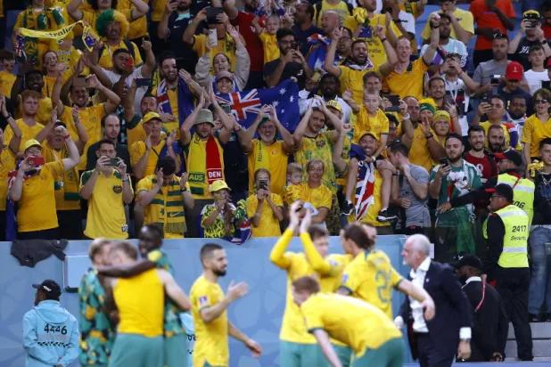 فرحة لاعبي أستراليا بالتأهل المثير لدور الـ16 (إ.ب.أ)