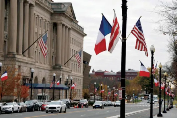 Macron’un ziyaretine hazırlık olarak 29 Kasım’da Washington’da Fransa ve ABD bayrakları göndere çekildi (AFP)