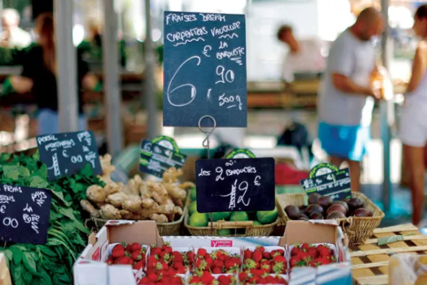لافتات للأسعار في سوق محلية بمدينة نيس الفرنسية (رويترز)