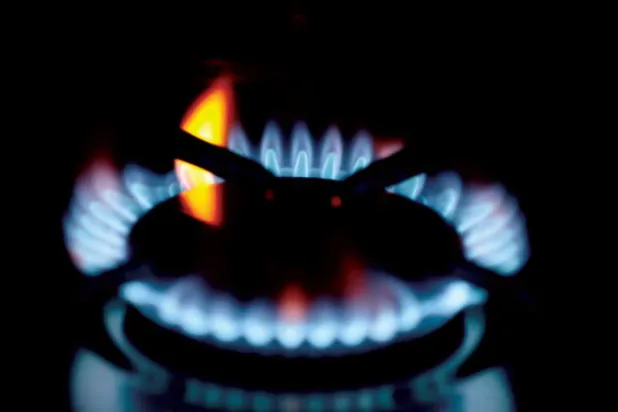 شعلة بوتاجاز في ظل ارتفاع الأسعار (رويترز)