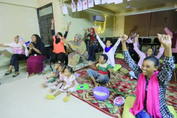 رد فعل الأمهات والأطفال خلال مباراة كرة قدم (رويترز)