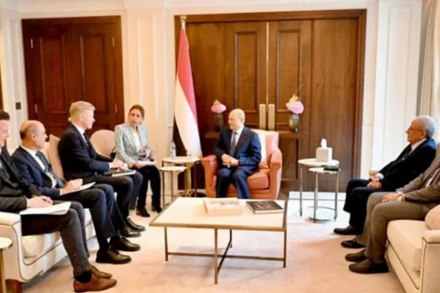 Yemen Başkanlık Konseyi Başkanı Uleymi, BM Yemen Özel Temsilcisi Hans Grundberg ile bir araya geldi (SABA)