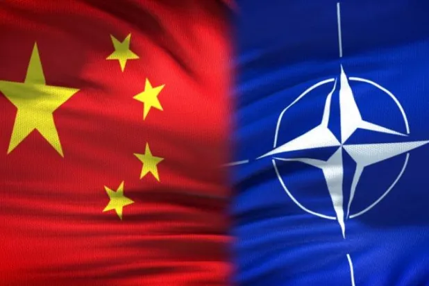 صورة تجمع علمي الناتو والصين