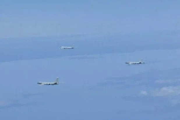 قاذفات روسية وصينية في صورة التقطتها قوات الدفاع الجوية اليابانية مايو الماضي (أرشيفية - رويترز)