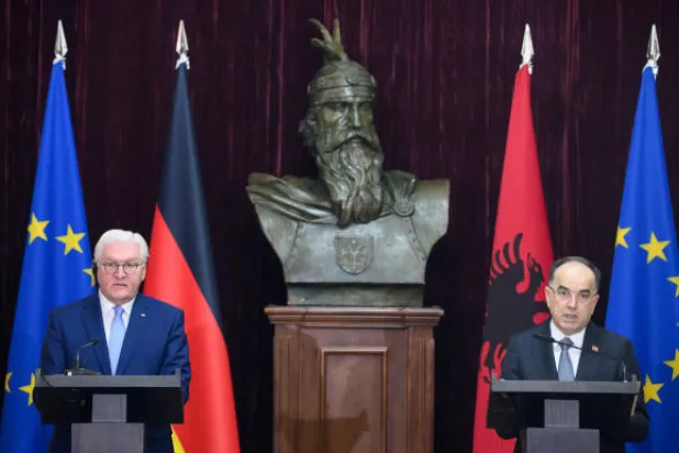 الرئيسان الألماني (يسار) والألباني في مؤتمر صحافي اليوم في تيرانا بألبانيا (د.ب.أ)