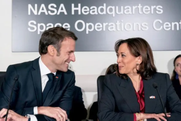 Macron ve ABD Başkan Yardımcısı Kamala Harris, dün NASA'da iki ülke arasındaki uzay iş birliği konulu bir toplantıda (AP)