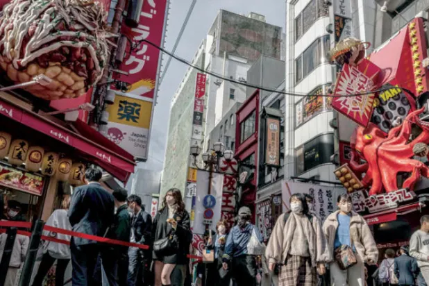 ازدحام في الحي التجاري بمدينة أوزاكا اليايانية (أ.ف.ب)