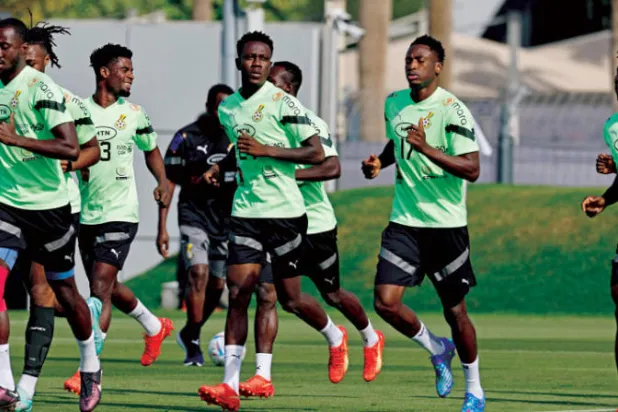 لاعبو البرازيل خلال التدريب قبل مباراة الكاميرون الأخيرة في دور المجموعات (أ.ف.ب)