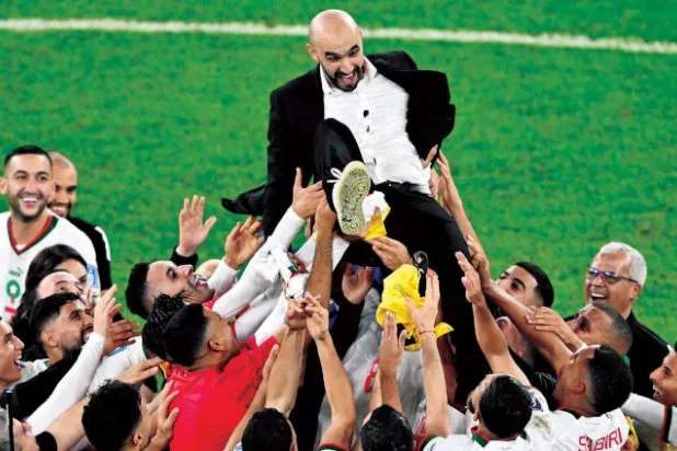 الركراكي محمولاً من لاعبيه بعد التأهل المونديالي (إ.ب.أ)