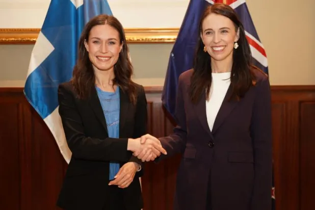 رئيسة وزراء نيوزيلندا جاسيندا أرديرن ونظيرتها الفنلندية سانا مارين (أ.ف.ب)