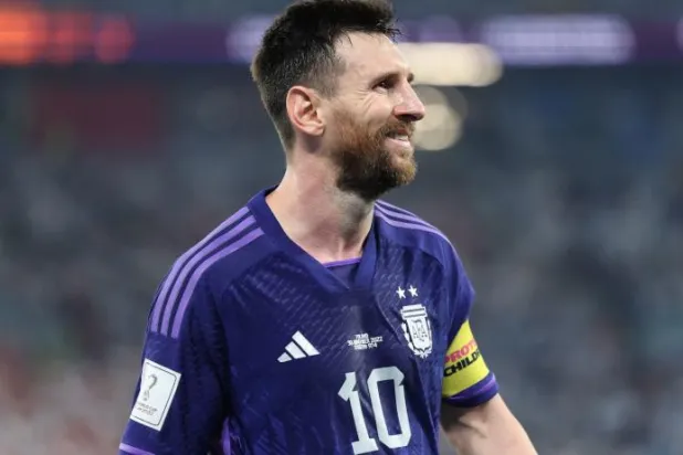 ميسي كان سعيداً بتحطيمه الرقم القياسي ومعادلة مارادونا في التهديف (أ.ف.ب)