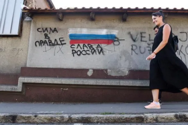 غرافيتي في بلغراد بعبارة «المجد لروسيا» (رويترز)