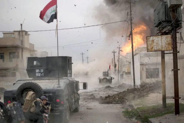 من صور المواجهات مع «داعش» في الموصل عام 2017 (أ.ب)