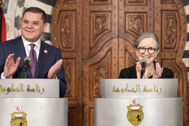 الدبيبة وبودن في مؤتمرهما الصحافي بتونس مساء الأربعاء (أ.ف.ب)